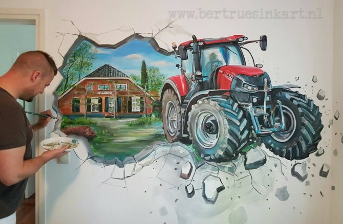Case tractor door muur met op achtergrond eigen huis