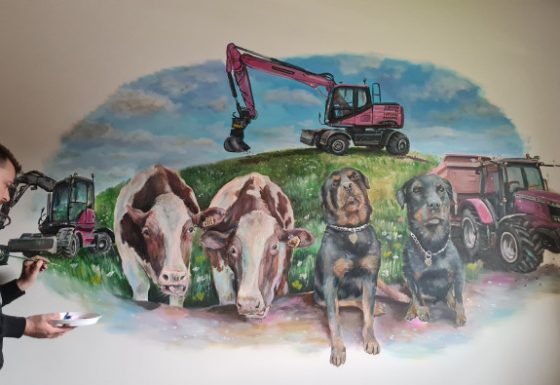 persoonlijke muurschildering met herkenbare dieren en voertuigen