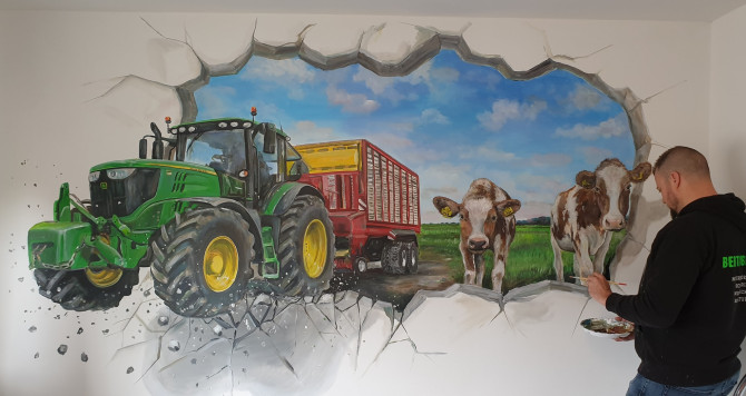 tractor door de muur met 2 koeien