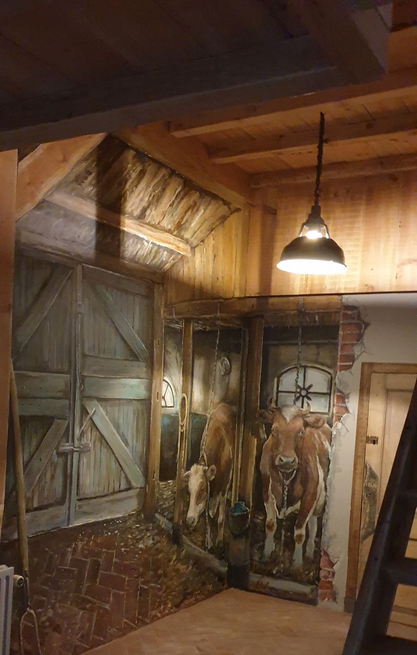 oude koeienstal met staldeur in hoek van gang